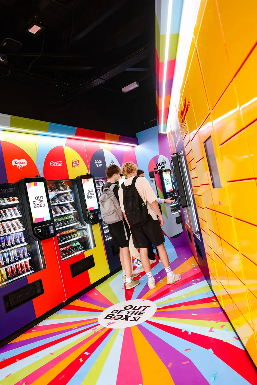 De winkel van Out of the Box op Station Tilburg Universiteit, met automaten en een rij pakketkastjes